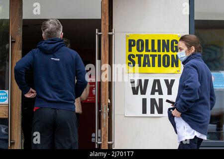 Die Wähler kommen im Wahllokal im Agape Centre Belfast im Wahlkreis Belfast South an, um bei den Wahlen zur NI-Versammlung 2022 ihre Stimme abzugeben. Bilddatum: Donnerstag, 5. Mai 2022. Stockfoto