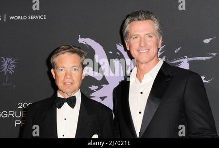 Nicolas Berggruen, Gouverneur von Kalifornien, Gavin Newson bei der Ankunft zur jährlichen Berggruen-Preisgala 5., The Hearst Estate, Beverly Hills, CA, 4. Mai 2022. Foto: Elizabeth Goodenough/Everett Collection Stockfoto