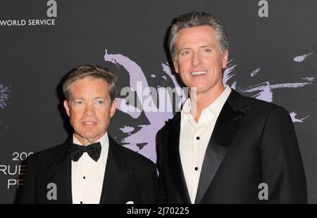 Nicolas Berggruen, Gouverneur von Kalifornien, Gavin Newson bei der Ankunft zur jährlichen Berggruen-Preisgala 5., The Hearst Estate, Beverly Hills, CA, 4. Mai 2022. Foto: Elizabeth Goodenough/Everett Collection Stockfoto