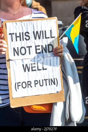 Schild an den Londoner Ständen mit der Ukraine-Demonstrationskundgebung im Zentrum von London, Protest gegen die russische Invasion von Präsident Wladimir Putin in der Ukraine. Stockfoto