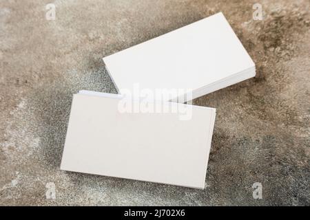 Stapel von Visitenkarten blank mockup auf grunge Hintergrund mocap für Design Stockfoto