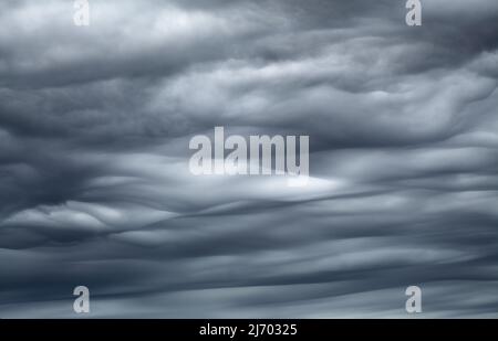 Himmel mit einer Art Wolkenformation namens Asperitas, früher bekannt als Undulatus asperatus Stockfoto