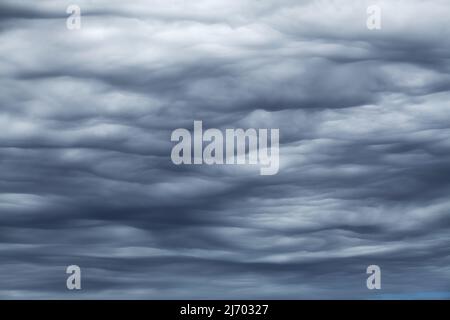 Himmel mit einer Art Wolkenformation namens Asperitas, früher bekannt als Undulatus asperatus Stockfoto