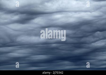 Himmel mit einer Art Wolkenformation namens Asperitas, früher bekannt als Undulatus asperatus Stockfoto