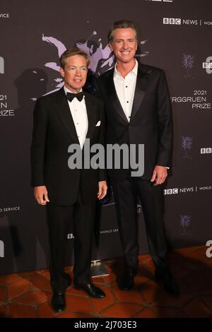 Nicolas Berggruen und der Gouverneur von Kalifornien, Gavin Newsom, kommen zur fünften jährlichen Gala des Berggruen-Preises, die am Mittwoch, dem 4. Mai 2022, im Hearst Estate in Beverly Hills, CA, stattfindet. (Foto von Conor Duffy/Sipa USA) Stockfoto