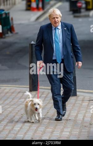 Westminster, London, Großbritannien. 5.. Mai 2022.der britische Premierminister Boris Johnson und der Kreuzhund von Jack Russell, dem Premierminister von Dilyn, kamen zur Polling Station, um bei den Kommunalwahlen seine Stimme abzugeben. Amanda Rose/Alamy Live News Stockfoto