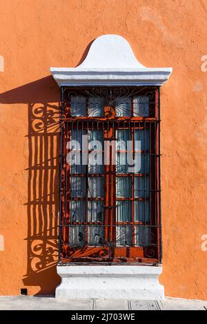 Fenster im Kolonialstil, Kolonialstadt Campeche, Mexiko Stockfoto