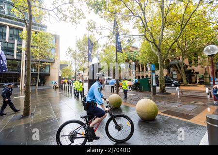Australischer Polizist in Uniform mit Shorts auf dem Fahrrad im Stadtzentrum von Sydney, NSW, Australien Stockfoto