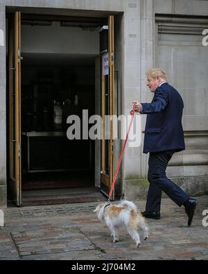 London, Großbritannien, 5.. Mai 2022. Boris Johnson, britischer Premierminister, gibt heute Morgen bei den Kommunalwahlen in der Methodist Central Hall in Westminster seine Stimme ab und läuft mit seinem Hund Dilyn. Kredit: Imageplotter/Alamy Live Nachrichten Stockfoto