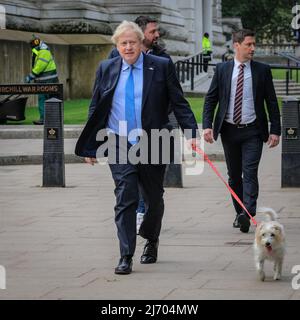 London, Großbritannien, 5.. Mai 2022. Boris Johnson, britischer Premierminister, gibt heute Morgen bei den Kommunalwahlen in der Methodist Central Hall in Westminster seine Stimme ab und läuft mit seinem Hund Dilyn. Kredit: Imageplotter/Alamy Live Nachrichten Stockfoto