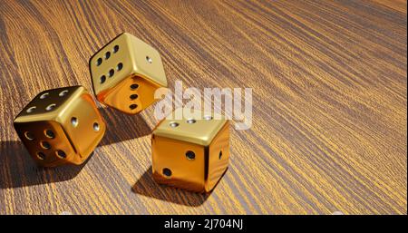 Spielen Goldwürfel. Werfen Sie Goldwürfel auf dem Tisch Brettspiel hölzernen Hintergrund. 3D Rendern Stockfoto