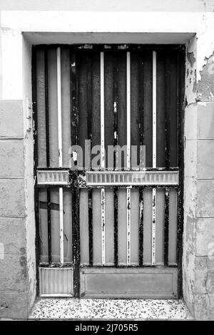 Schwarz-Weiß-Aluminium-Tür mit geometrischen Details in Spanien Stockfoto