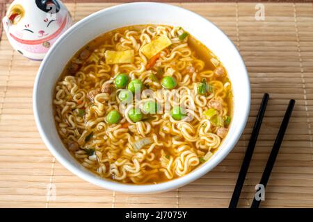 Nahaufnahme einer Schüssel mit Instant Noodle, traditioneller asiatischer Küche, Ramen-Suppe Stockfoto