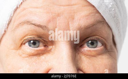 Nahaufnahme der Augen einer älteren Frau Stockfoto