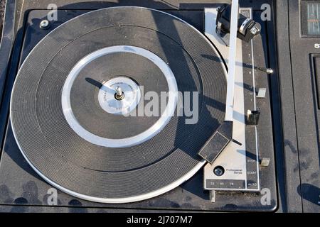 Kaputter alter Plattenspieler aus Vinyl Stockfoto
