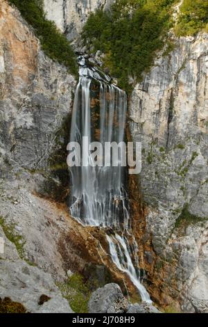 Der berühmte slowenische Wasserfall Boka in den Julischen Alpen im Triglav Nationalpark. Boka Wasserfall in Karst alpine Landschaft. Naturwasserfall, einer der Höhepunkte Stockfoto