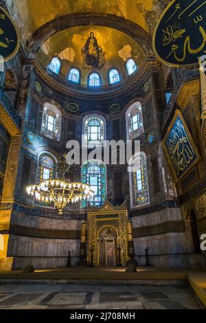 ISTANBUL, TÜRKEI - 11. SEPTEMBER 2017: Dies ist die Apsis der Hagia Sophia mit dem Mihrab. Stockfoto