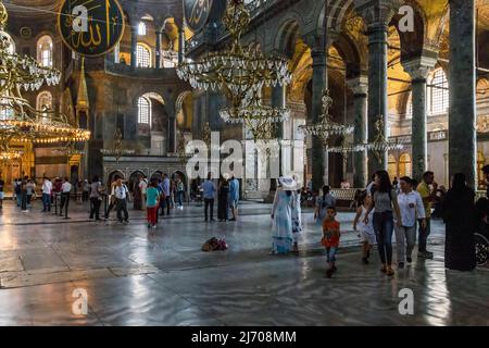 ISTANBUL, TÜRKEI - 11. SEPTEMBER 2017: Dies ist das Innere des Mittelschiffs der Hagia Sophia. Stockfoto