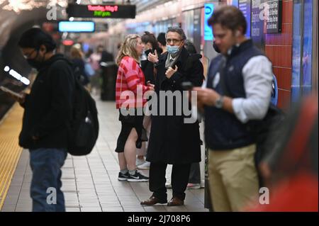 New York City U-Bahn-Pendler, einige entscheiden sich nach Bedarf für Gesichtsmasken, warten auf einem Bahnsteig, New York, NY, 3. Mai 2022. Am 2. Mai wechselte New York City von einem „niedrigen“ zu einem „mittleren“ COVID-19-Alarmniveau, da die Fälle von Coronavirus-Infektionen in den fünf Bezirken zugenommen haben; es wurden keine neuen Beschränkungen auferlegt, obwohl Gesundheitsbeamte Menschen empfehlen, in öffentlichen Räumen Masken zu tragen. (Foto von Anthony Behar/Sipa USA) Stockfoto