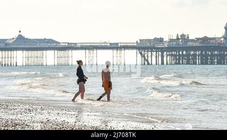 Brighton UK 5. May 2022 - Es ist ein schöner sonniger Morgen für ein Paddeln im Meer am Brighton Beach, da die Temperaturen heute in einigen Teilen des Südostens über 20 Grad erreichen werden : Credit Simon Dack / Alamy Live News Stockfoto