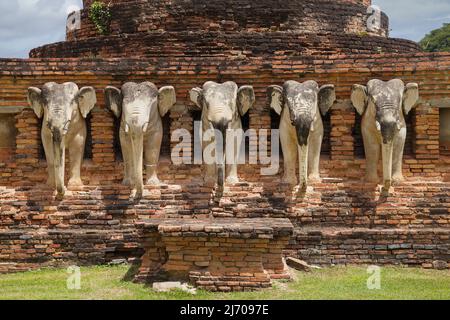 Elefantenskulpturen im Wat Sorasak, Sukhothai, Thailand. Stockfoto