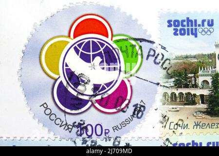 MOSKAU, RUSSLAND - 6. AUGUST 2021: Briefmarke gedruckt in Russland gewidmet 19. World Festival of Youth and Students, Serie, um 2017 Stockfoto