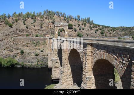 Die Alcántara-Brücke (auch bekannt als Trajans-Brücke bei Alcantara) ist eine römische Brücke bei Alcántara, in Extremadura, Spanien. Es wurde 106AD erbaut. Stockfoto