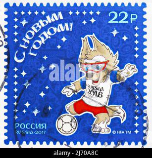 MOSKAU, RUSSLAND - 6. AUGUST 2021: Die in Russland gedruckte Briefmarke zeigt Kick the Ball, Happy New Year 2018 ! serie, um 2017 Stockfoto