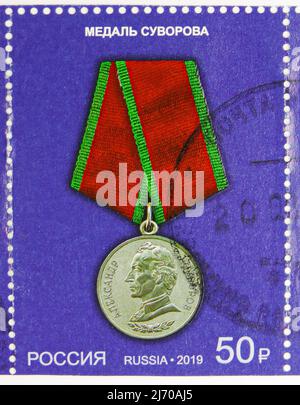 MOSKAU, RUSSLAND - 6. AUGUST 2021: Die in Russland gedruckte Briefmarke zeigt die "Medaille von Suworow", Medaillen der Serie der Russischen Föderation (2019), um 20 Stockfoto