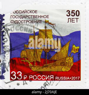 MOSKAU, RUSSLAND - 6. AUGUST 2021: In Russland gedruckte Briefmarke zum 350.. Jahrestag des russischen Staatsschiffbaus, Serie, um 2017 Stockfoto