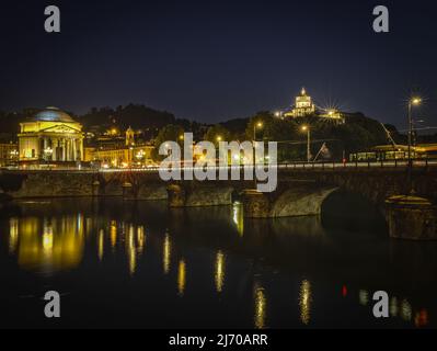 Monte dei Cappuccini und Gran Madre Kirche mit Vittorio Emanuele Brücke in Turin Stockfoto