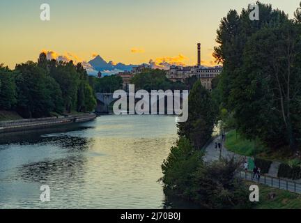 Monviso von der Isabella-Brücke in Turin aus gesehen Stockfoto