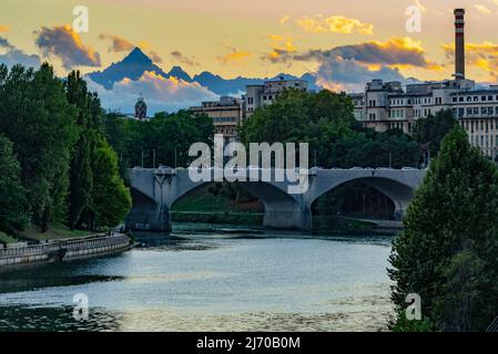 Monviso von der Isabella-Brücke in Turin aus gesehen Stockfoto