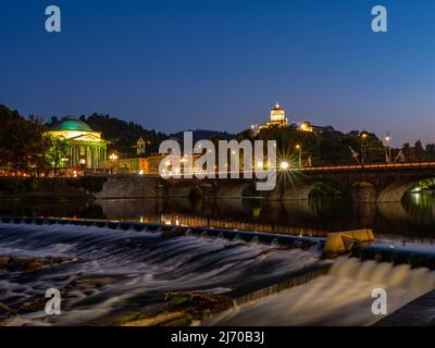 Monte dei Cappuccini und Gran Madre Kirche mit Vittorio Emanuele Brücke in Turin Stockfoto