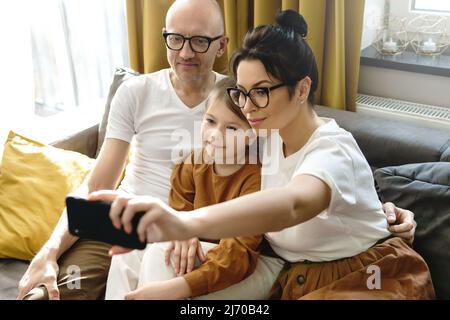 Glückliche Familie macht Selfie mit Smartphone zu Hause Stockfoto