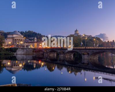 Monte dei Cappuccini und Gran Madre Kirche mit Vittorio Emanuele Brücke in Turin Stockfoto