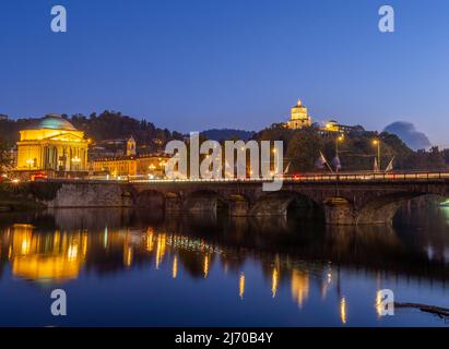 Monte dei Cappuccini und Gran Madre Kirche mit Vittorio Emanuele Brücke in Turin Stockfoto