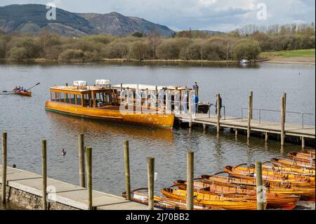 Boote und Start auf dem Seeufer Derwentwater in der Nähe von Keswick im Frühling Lake District National Park Cumbria England Vereinigtes Königreich Großbritannien Stockfoto