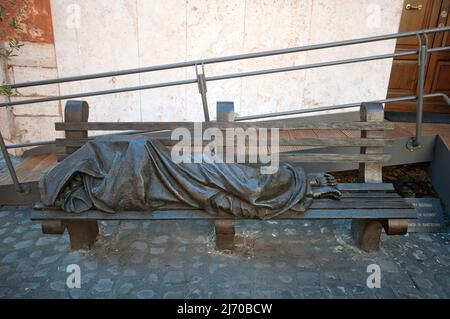Statue „Obdachloser Jesus“ des kanadischen Bildhauers Timothy Schmalz (2018), Rom, Latium, Italien Stockfoto