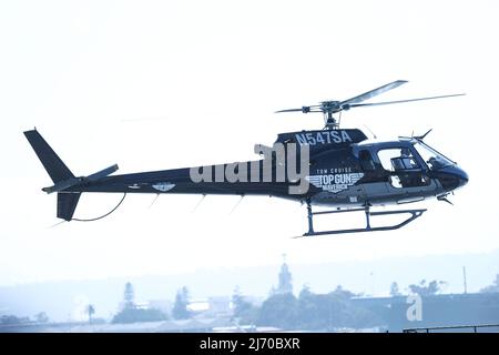 San Diego, Usa. 04.. Mai 2022. SAN DIEGO, KALIFORNIEN, USA - 04. MAI: Ein allgemeiner Blick auf die Atmosphäre bei der Weltpremiere von Paramount Picturs' 'Top Gun: Maverick', die am 4. Mai 2022 im USS Midway Museum in San Diego, Kalifornien, USA, stattfand. (Foto von Xavier Collin/Image Press Agency) Quelle: Image Press Agency/Alamy Live News Stockfoto