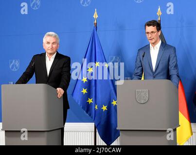 05. Mai 2022, Nordrhein-Westfalen, Düsseldorf: Hendrik Wüst (r, CDU), Ministerpräsident von Nordrhein-Westfalen, und Wirtschaftsminister Andreas Pinkwart (l, FDP) präsentieren der Presse den von der Landesregierung im Kabinett verabschiedeten Aktionsplan „ Krisensicheres Energiesystem für Nordrhein-Westfalen“. Foto: Roberto Pfeil/dpa Stockfoto