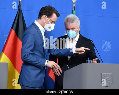 05. Mai 2022, Nordrhein-Westfalen, Düsseldorf: Hendrik Wüst (r, CDU), Ministerpräsident von Nordrhein-Westfalen, und Wirtschaftsminister Andreas Pinkwart (l, FDP) stellen auf einer Pressekonferenz den von der Landesregierung im Kabinett verabschiedeten Aktionsplan „ Krisensicheres Energiesystem für Nordrhein-Westfalen“ vor. Foto: Roberto Pfeil/dpa Stockfoto