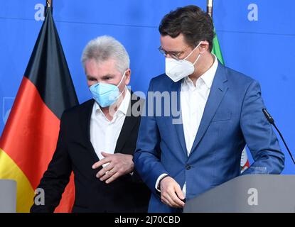 05. Mai 2022, Nordrhein-Westfalen, Düsseldorf: Hendrik Wüst (r, CDU), Ministerpräsident von Nordrhein-Westfalen, und Wirtschaftsminister Andreas Pinkwart (FDP) nehmen ihre Sitze ein, bevor sie der Presse den von der Landesregierung im Kabinett verabschiedeten Aktionsplan „ Krisensicheres Energiesystem für Nordrhein-Westfalen“ vorstellen. Foto: Roberto Pfeil/dpa Stockfoto