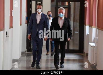 05. Mai 2022, Nordrhein-Westfalen, Düsseldorf: Hendrik Wüst (l, CDU), Ministerpräsident von Nordrhein-Westfalen, und Wirtschaftsminister Andreas Pinkwart (FDP), auf dem Weg zur Pressekonferenz, wo sie den Aktionsplan „Krisensicheres Energiesystem für Nordrhein-Westfalen“ vorstellen werden, den die Landesregierung heute im Kabinett verabschiedet hat. Foto: Roberto Pfeil/dpa Stockfoto