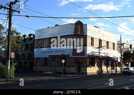 Prahran Hotel, mit seiner High Street Seite, die von der späten Nachmittagssonne beleuchtet wird, während ein Mann vorbei geht Stockfoto