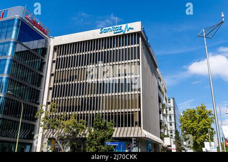 Madrid, Spanien - 10. Oktober 2021: Hauptsitz der Sanitas Health Insurance Company in der Serrano Street in Madrid Stockfoto