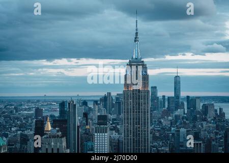 Skyline von New York City am Abend, wolkiger Tag, hoher Blickwinkel. USA Stockfoto