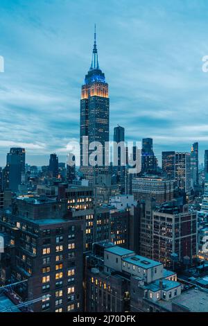 Skyline von New York City am Abend, wolkiger Tag, hoher Blickwinkel. USA Stockfoto
