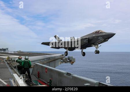 PHILIPPINISCHE SEE (19. April 2022) eine F-35C Lightning II, die den "Black Knights" of Marine Fighter Attack Squadron (VMFA) 314 zugewiesen wurde, startet vom Flugdeck des Nimitz-Klasse-Flugzeugträgers USS Abraham Lincoln (CVN 72). Die Abraham Lincoln Strike Group befindet sich im geplanten Einsatzgebiet der US-Flotte für 7., um die Interoperabilität durch Allianzen und Partnerschaften zu verbessern und gleichzeitig als reaktionsfähige Truppe zur Unterstützung einer freien und offenen Region im Indo-Pazifik-Raum zu dienen. (USA Navy Foto von Mass Communication Specialist 3. Class Javier Reyes) Stockfoto