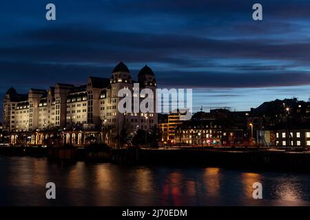 Oslo, Norwegen. 02. Mai 2021: Nachtfoto des 'Oslo Havnelager'-Gebäudes Meister befindet sich in der nicht-norwegischen Verteidigungsagentur. Archive of Norwegisch Stockfoto